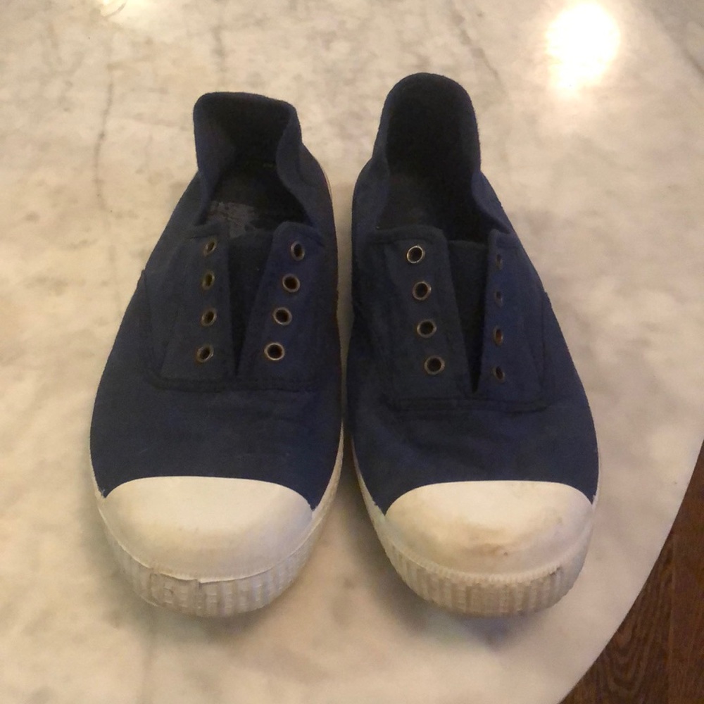 Victoria Dora Laceless Plimsoll- slip on